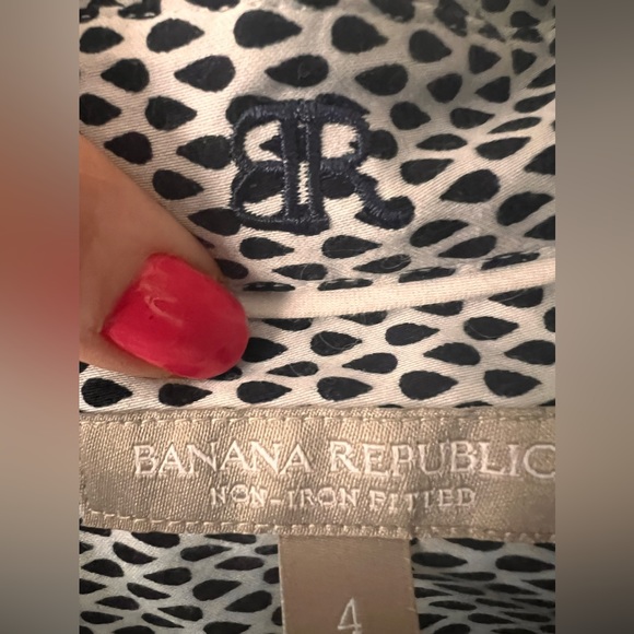 Classic Banana Republic Button-Down with Unique Pattern - Picture 5 of 6